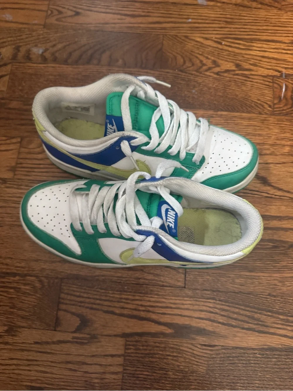 Nike Kids Low-Top Sneakers in Green, Blue & Yellow